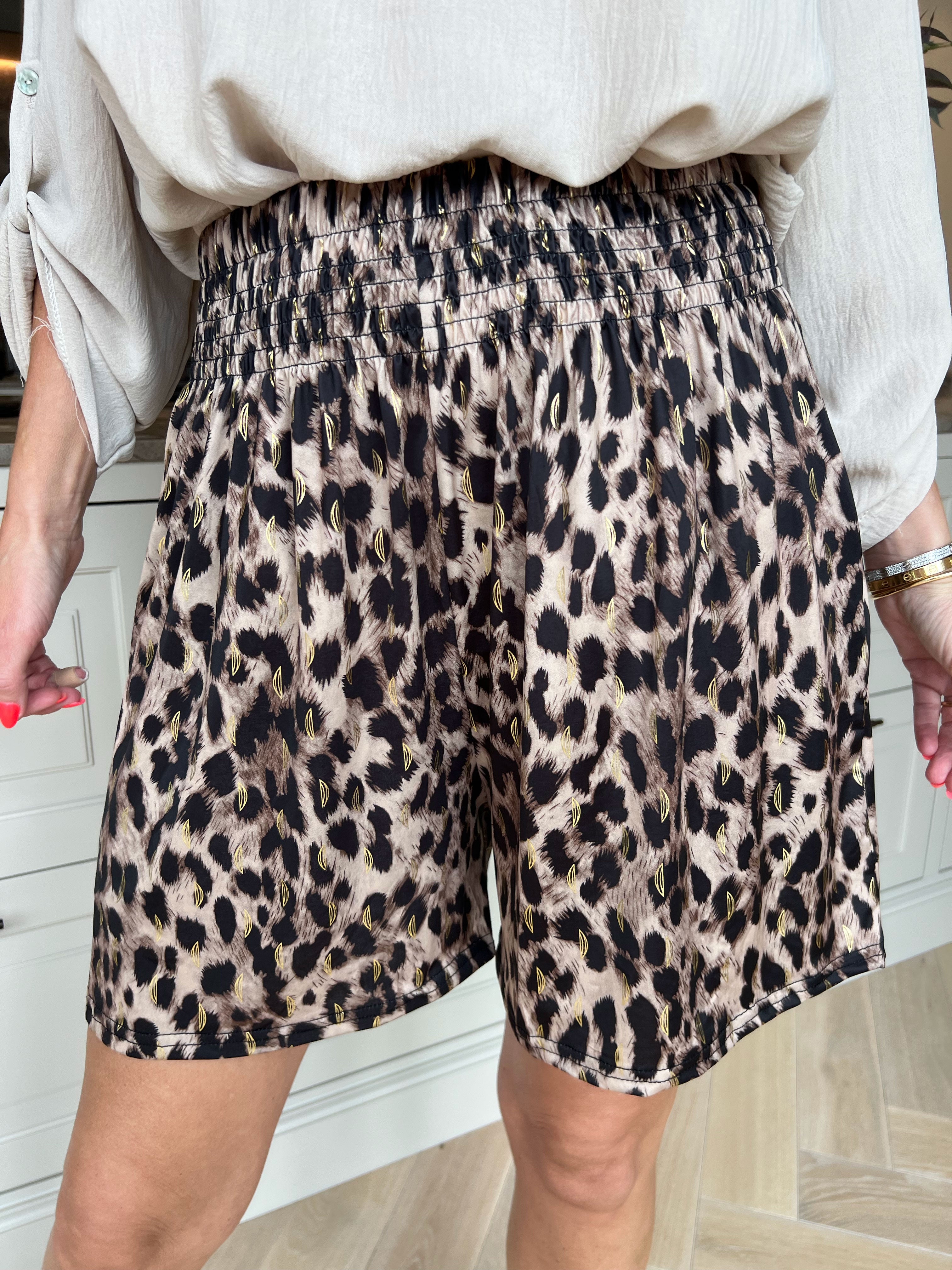 Pams Leo Shorts - Elastiske shorts med leopardprint og gulddetaljer